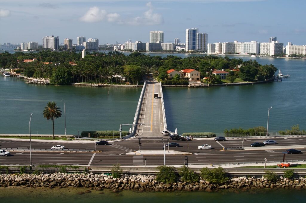 Le pont d'accès à Star Island depuis MacArthur Causeway à Miami