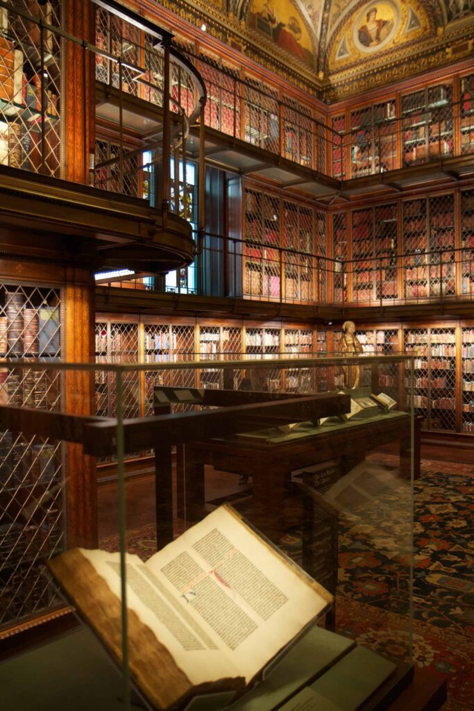 Une bible de Gutenberg dans la East Room de la Morgan Library à New York