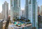 Vue aérienne de tours résidentielles de Brickell, à Miami, avec une piscine sur une terrasse entre les immeubles