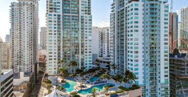 Vue aérienne de tours résidentielles de Brickell, à Miami, avec une piscine sur une terrasse entre les immeubles