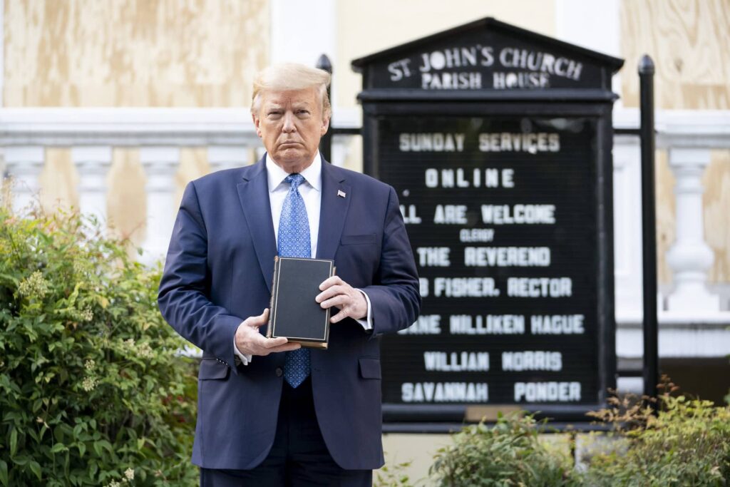 donald-trump-tenant-bible-devant-eglise