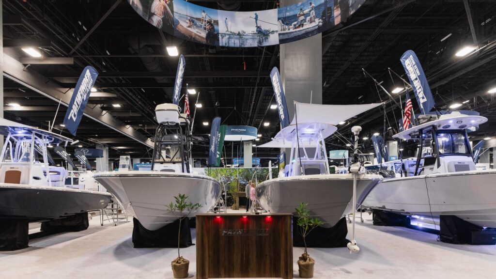 Bateaux de pêche exposés dans le hall du Miami Beach Convention Center