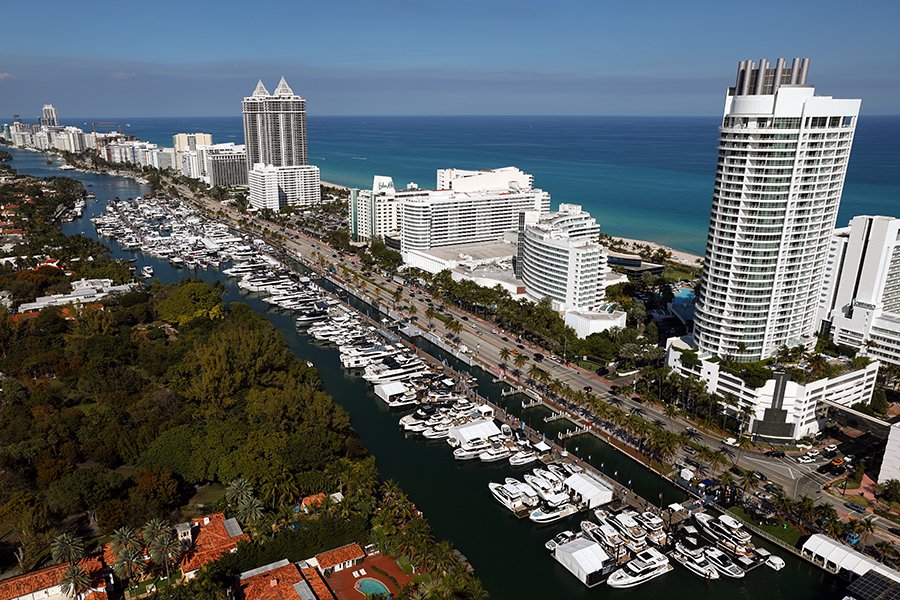 Vue aérienne des yachts amarrés sur Indian Creek, le long de Collins Avenue, à Miami Beach