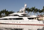 Superyacht blanc amarré devant des palmiers, Miami Beach Yacht Collection