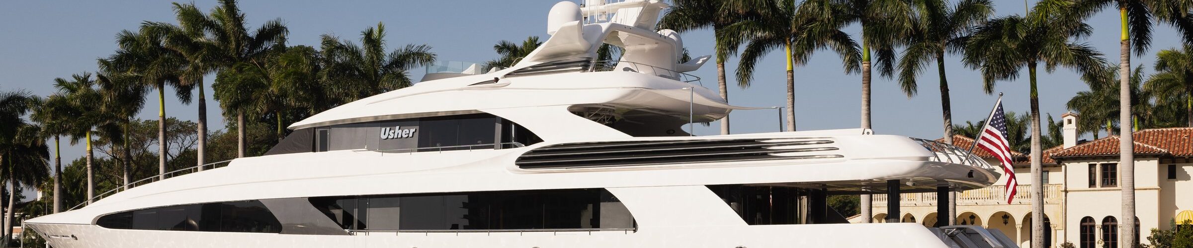 Superyacht blanc amarré devant des palmiers, Miami Beach Yacht Collection