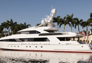 Superyacht blanc amarré devant des palmiers, Miami Beach Yacht Collection