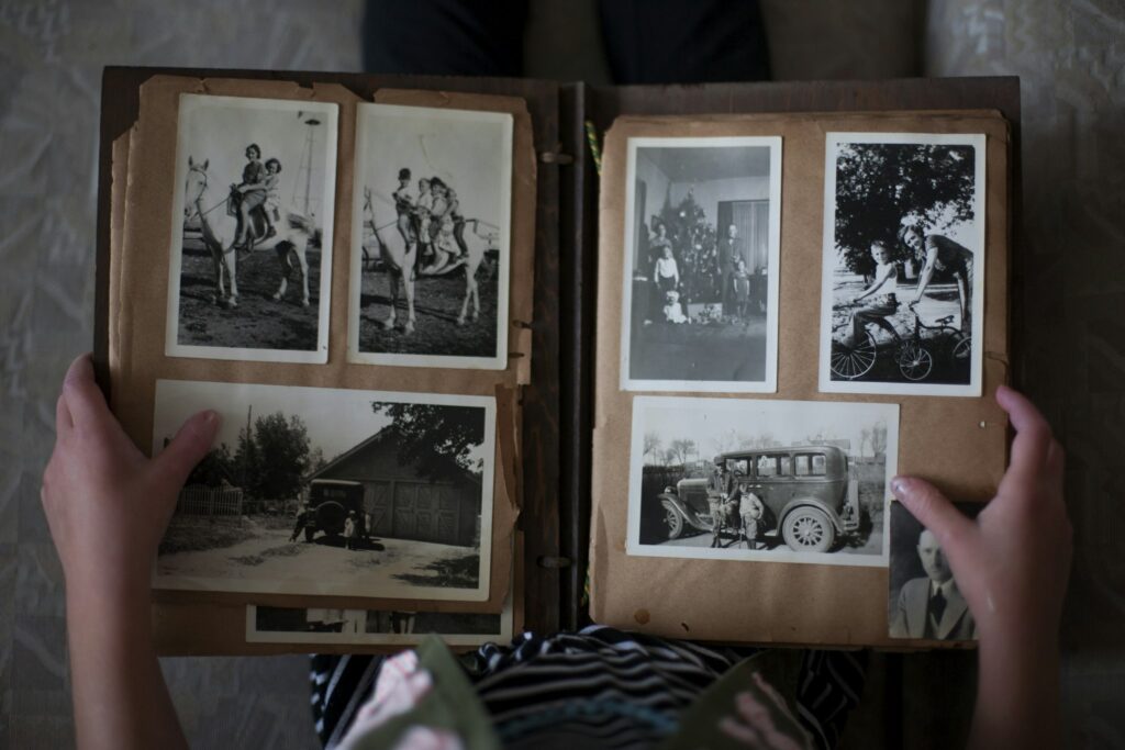 Album de photos de famille anciennes en noir et blanc