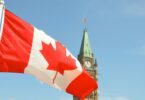 Drapeau canadien devant la tour de la Paix du Parlement à Ottawa