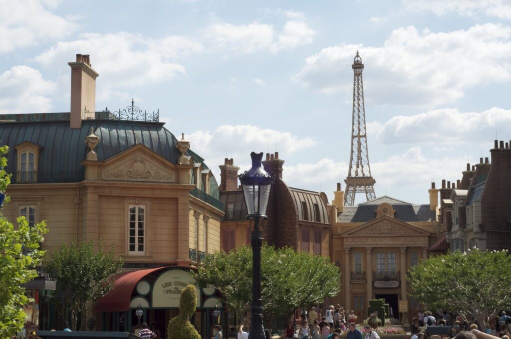La place du pavillon France d’Epcot, ses façades parisiennes et la réplique de la tour Eiffel