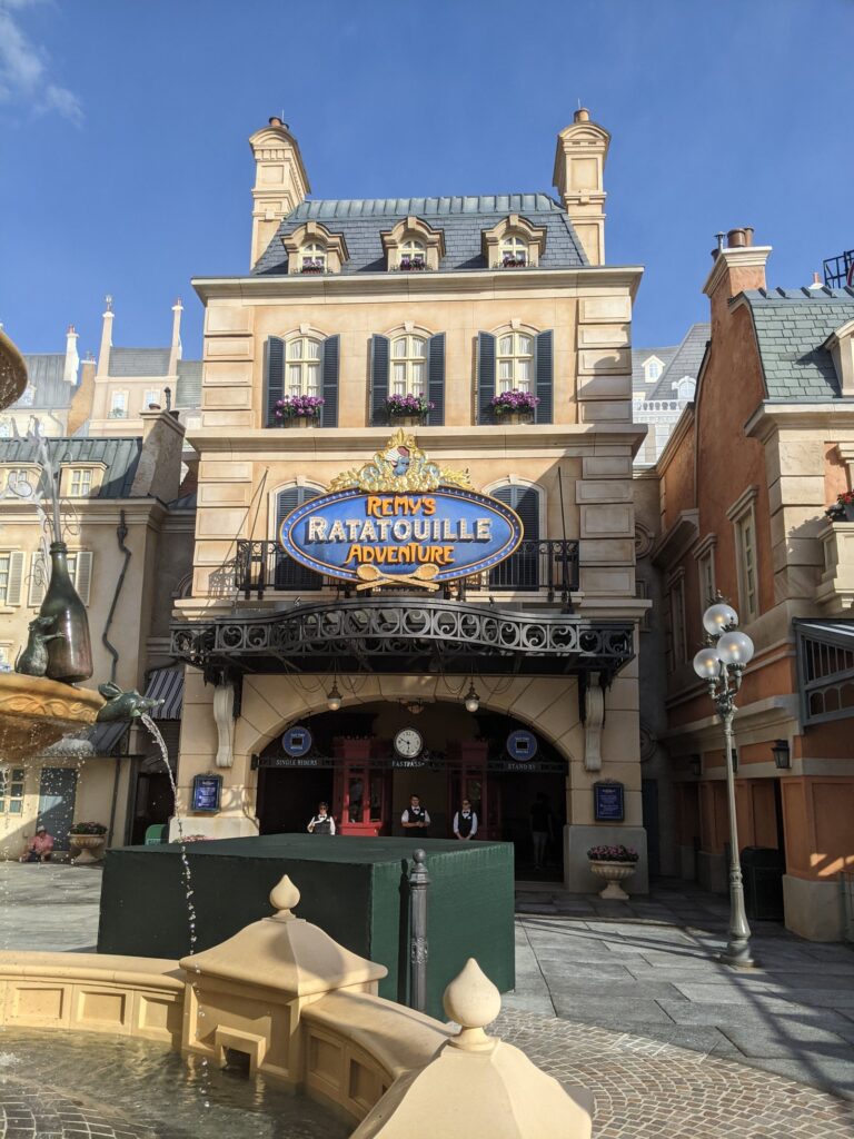 Façade de l’attraction Remy’s Ratatouille Adventure, dans le pavillon France d’Epcot