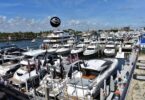 Yachts amarrés à Las Olas Marina pendant le Fort Lauderdale International Boat Show