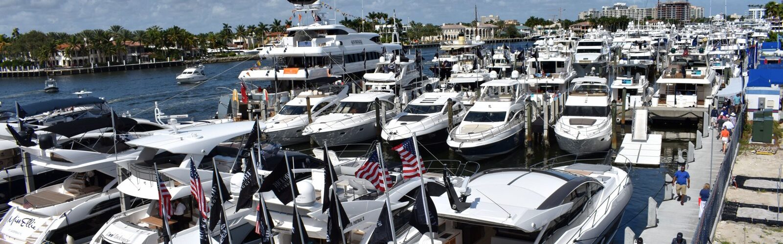 Yachts amarrés à Las Olas Marina pendant le Fort Lauderdale International Boat Show