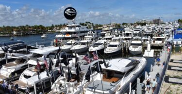 Yachts amarrés à Las Olas Marina pendant le Fort Lauderdale International Boat Show