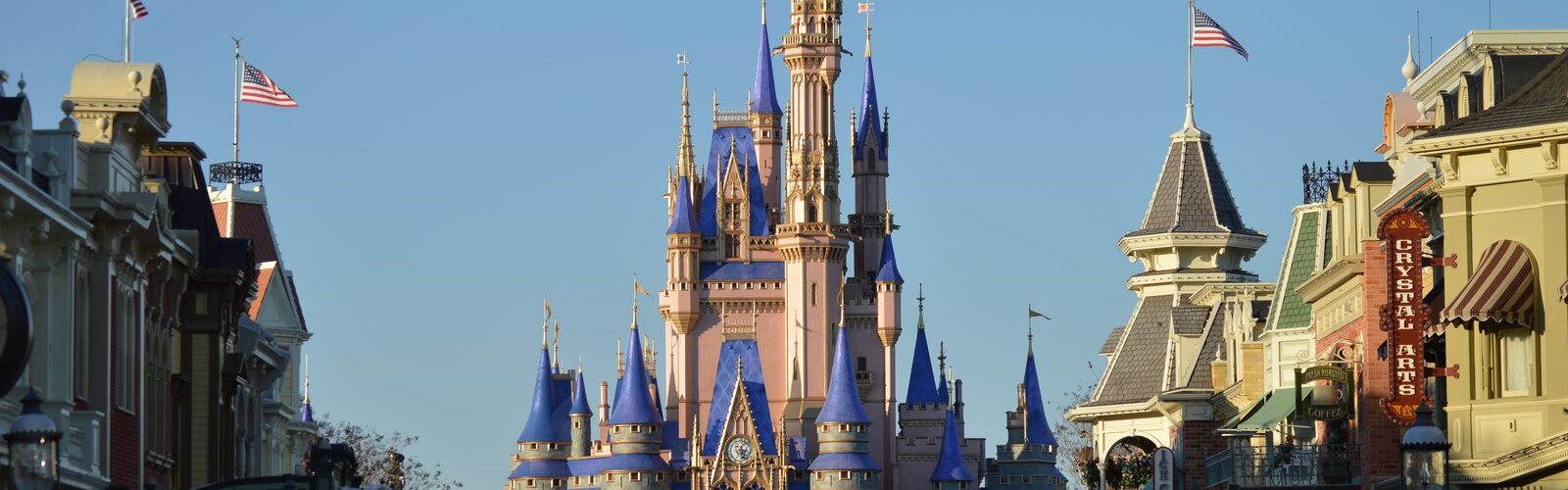 Le château de Cendrillon du Magic Kingdom vu depuis Main Street, U.S.A., de jour