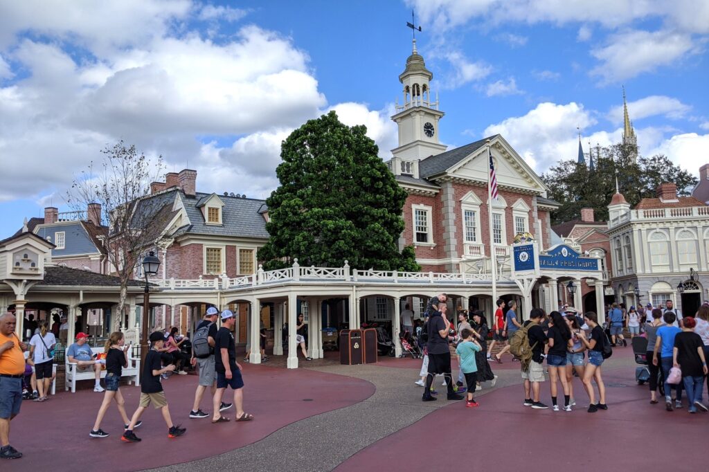 Façade en briques du Hall of Presidents et l’allée de Liberty Square, au Magic Kingdom
