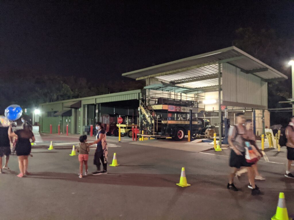 Visiteurs empruntant une allée de service des coulisses de Main Street, au Magic Kingdom, le soir