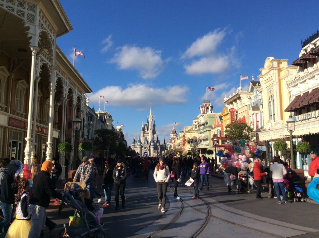 Les façades victoriennes de Main Street, U.S.A., au Magic Kingdom, en perspective vers le château
