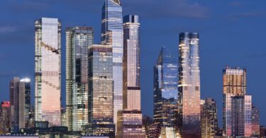 Les gratte-ciel de Hudson Yards et de Midtown Manhattan illuminés au crépuscule, vus depuis l’Hudson