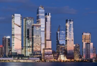 Les gratte-ciel de Hudson Yards et de Midtown Manhattan illuminés au crépuscule, vus depuis l’Hudson