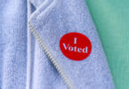 Un électeur porte l'autocollant « I Voted » remis à la sortie du bureau de vote, le jour de l'élection