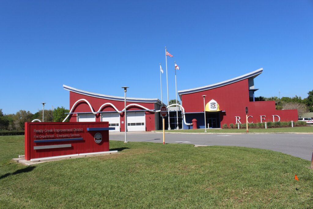 Façade de la caserne des pompiers du Reedy Creek Improvement District, avec ses camions