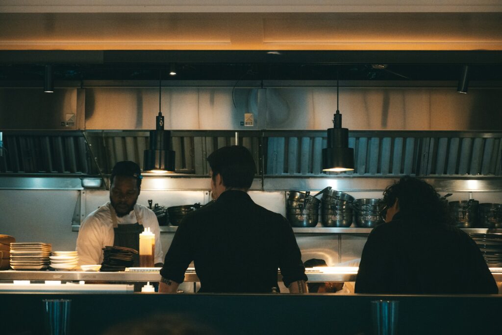 Cuisiniers en plein service dans un restaurant