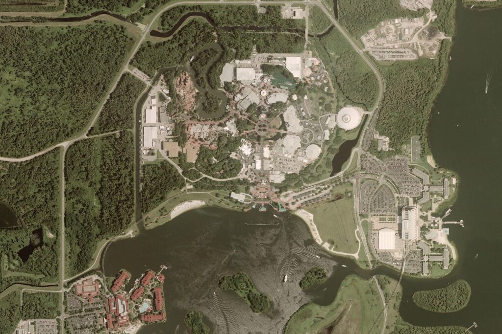 Vue aérienne du Magic Kingdom, du Seven Seas Lagoon et de Bay Lake, entourés de forêts et de marais