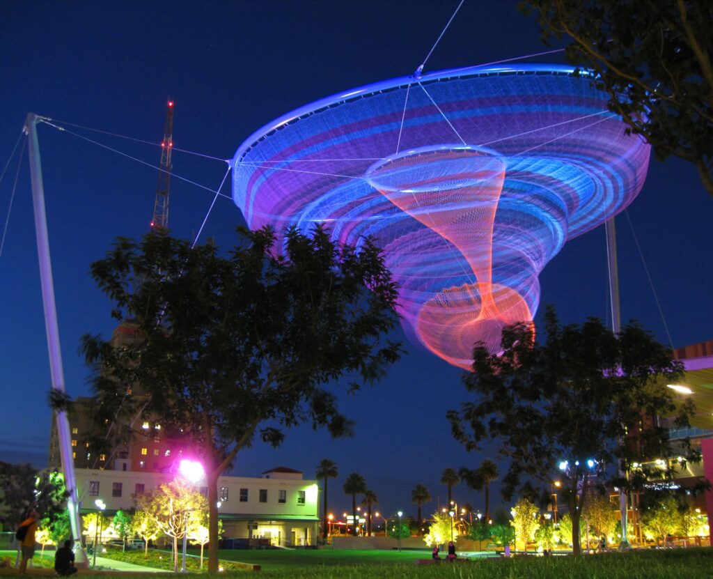 La sculpture "Her Secret Is Patience" par Janet Echelman dans le centre-ville de Phoenix
