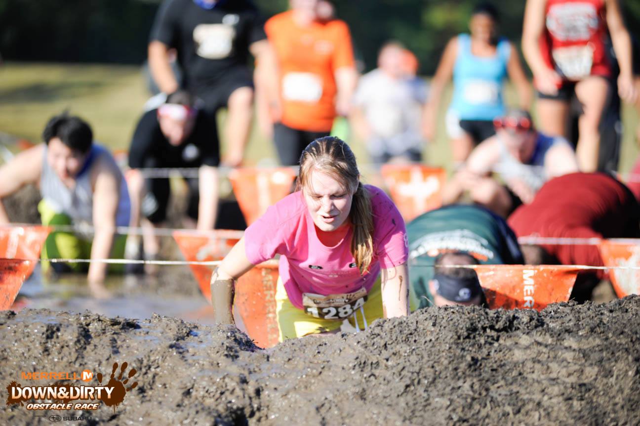 courses-obstacles-mud-run-concept-dirty-girl