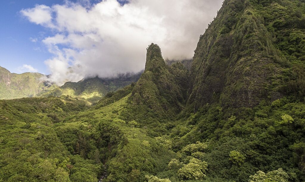 Le Iao Valley State Monument dans la vallée Iao à Maui, archipel de Hawaï