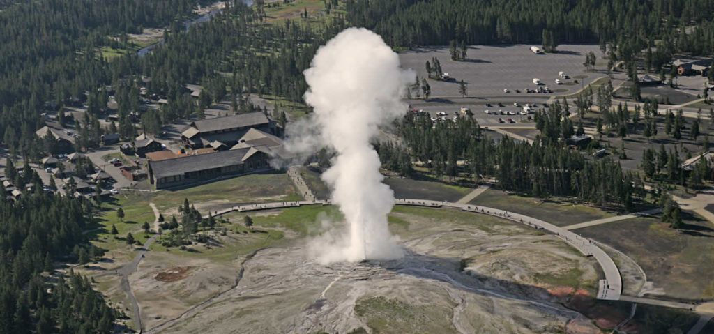 phenomenes-naturels-etats-unis-seisme-aurores-boreales-ouragan-geysers
