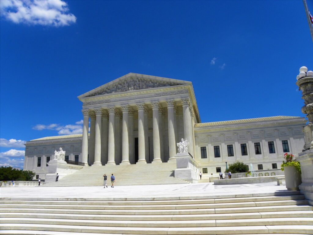 Façade à colonnes de la Cour suprême des États-Unis à Washington, sous un ciel bleu