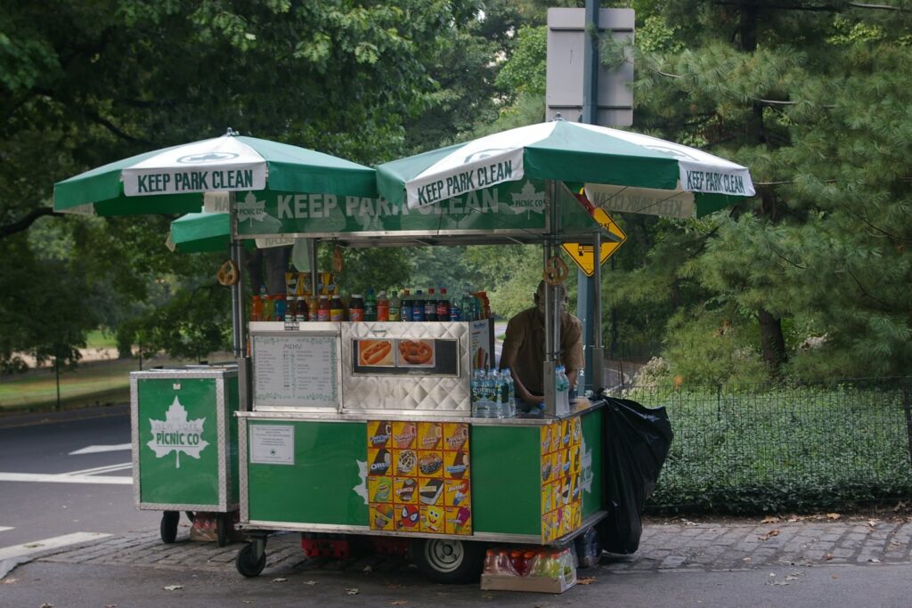 Un vendeur de rue à Central Park, New York. <span style="font-size: 12px; font-style: italic;">Crédit photo : <a style="color: #3d5185; text-decoration: none;" href="https://commons.wikimedia.org/wiki/File:CentralPark_Vendor.JPG" target="_blank" rel="noopener">Taltal13</a> (<a style="color: #3d5185; text-decoration: none;" href="https://creativecommons.org/licenses/by/3.0/" target="_blank" rel="noopener">CC BY 3.0</a>).</span>