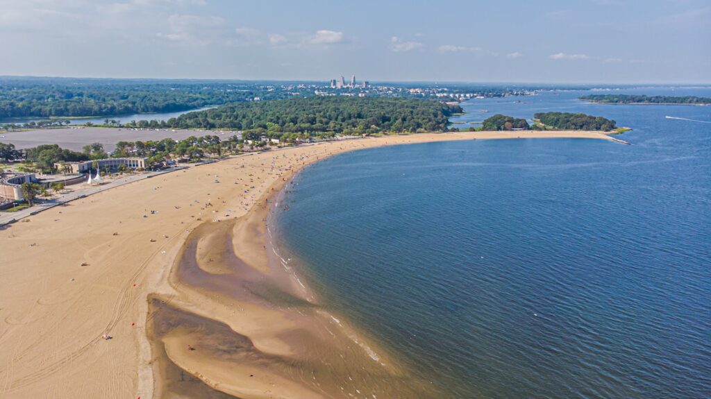 La plage de Orchard (Parc de la baie de Pelham) dans le Bronx, New York