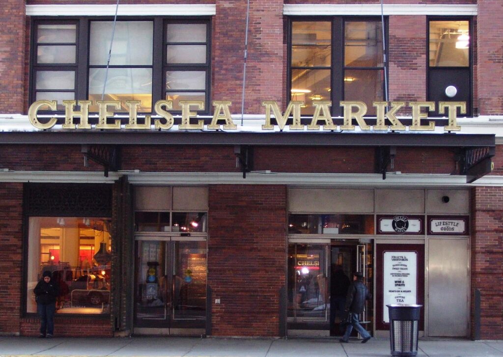 L'entrée de la Neuvième Avenue du Chelsea Market, dans le quartier de Chelsea à Manhattan, à New York