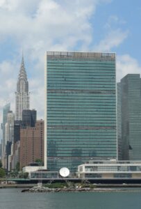 Les immeubles Chrysler et celui de l'ONU visibles derrière U Thant Island