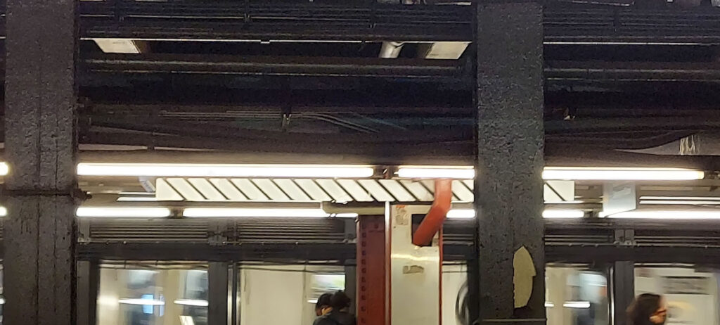 Le panneau rayé de la station 34St-Penn Station dans le métro de New York