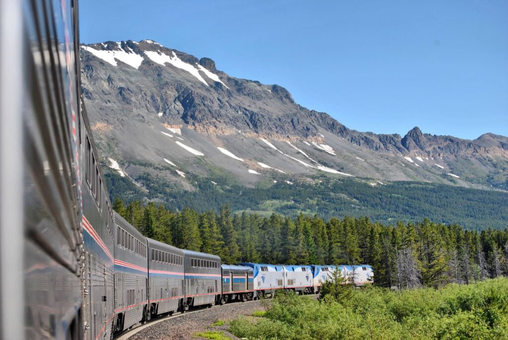 Le train Empire Builder à Glacier Park dans le Montana