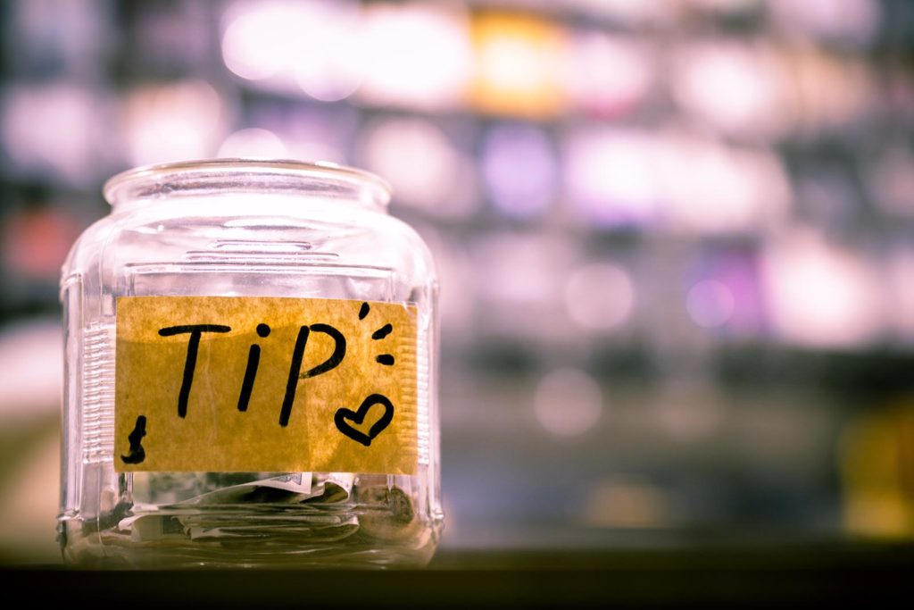 tout-savoir-tip-pourboire-etats-unis-gratuity-service-une