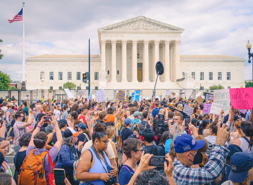 Manifestations devant la Cour suprême des États-Unis le jour où l'arrêt Roe vs Wade a été annulé, le 24 juin 2022.
