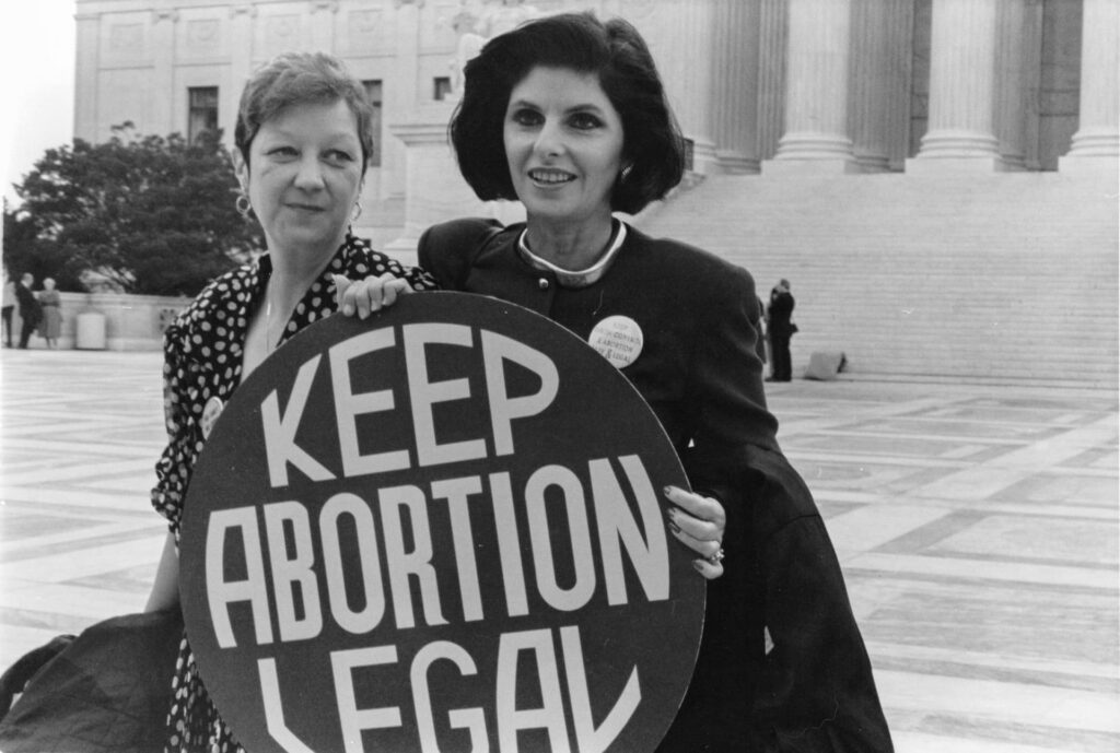 Norma McCorvey, à gauche connue sous le pseudonyme de Jane Roe en 1973 dans le cas Roe v. Wade, avec son avocate Gloria Allred, devant la cour suprême en avril 1989, quand la cour entendait des arguments qui auraient pu renverser la décision Roe v. Wade