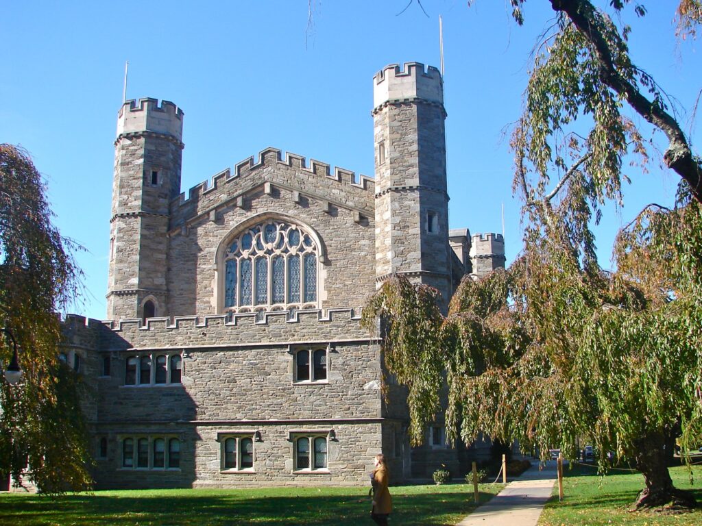 La M. Carey Thomas Library, bâtiment de pierre grise de style gothique collégial, à Bryn Mawr College