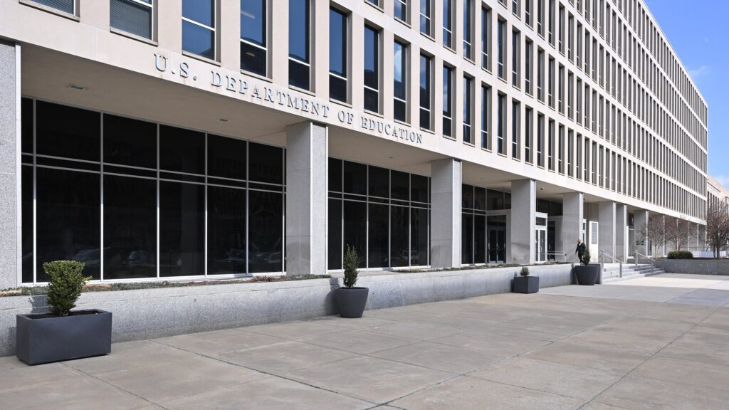 Façade du Lyndon Baines Johnson Building, siège du Département de l'Éducation américain, avec l'inscription U.S. Department of Education