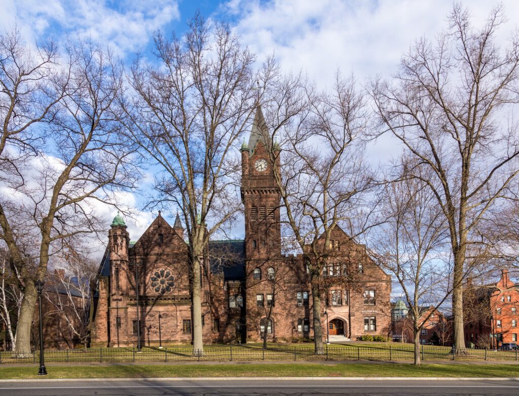 Mary Lyon Hall, bâtiment de brique à clocher blanc, sur le campus de Mount Holyoke College