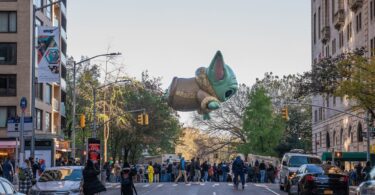 Un ballon de la parade Macy's au-dessus d'une avenue de Manhattan, en 2022