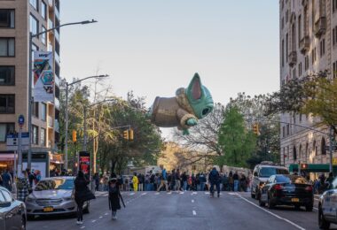 Un ballon de la parade Macy's au-dessus d'une avenue de Manhattan, en 2022