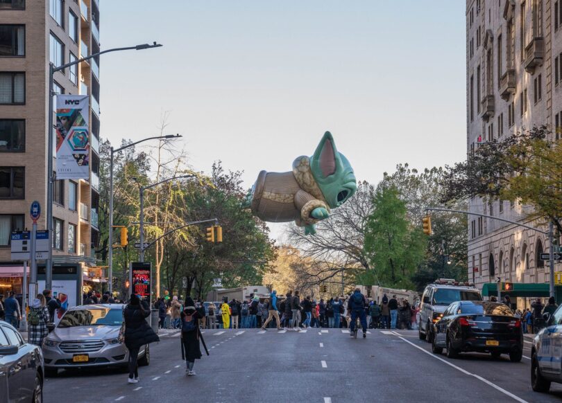 Un ballon de la parade Macy's au-dessus d'une avenue de Manhattan, en 2022