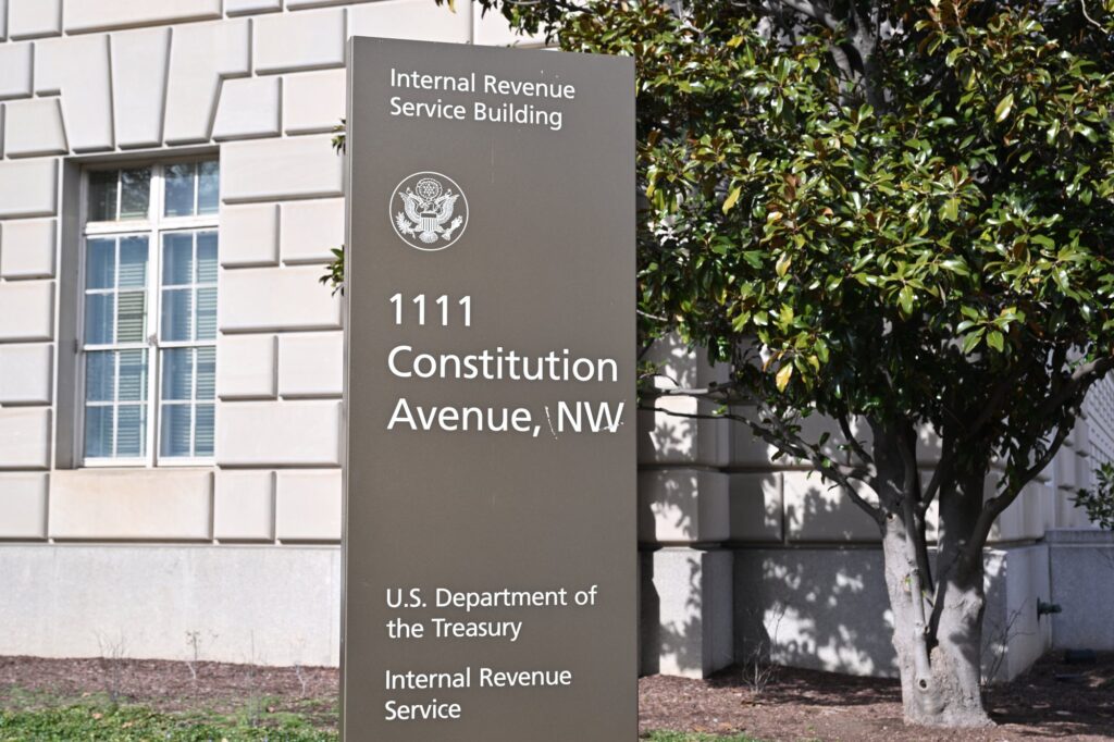 Panneau brun devant une façade en pierre : Internal Revenue Service Building, 1111 Constitution Avenue NW, U.S. Department of the Treasury, Internal Revenue Service