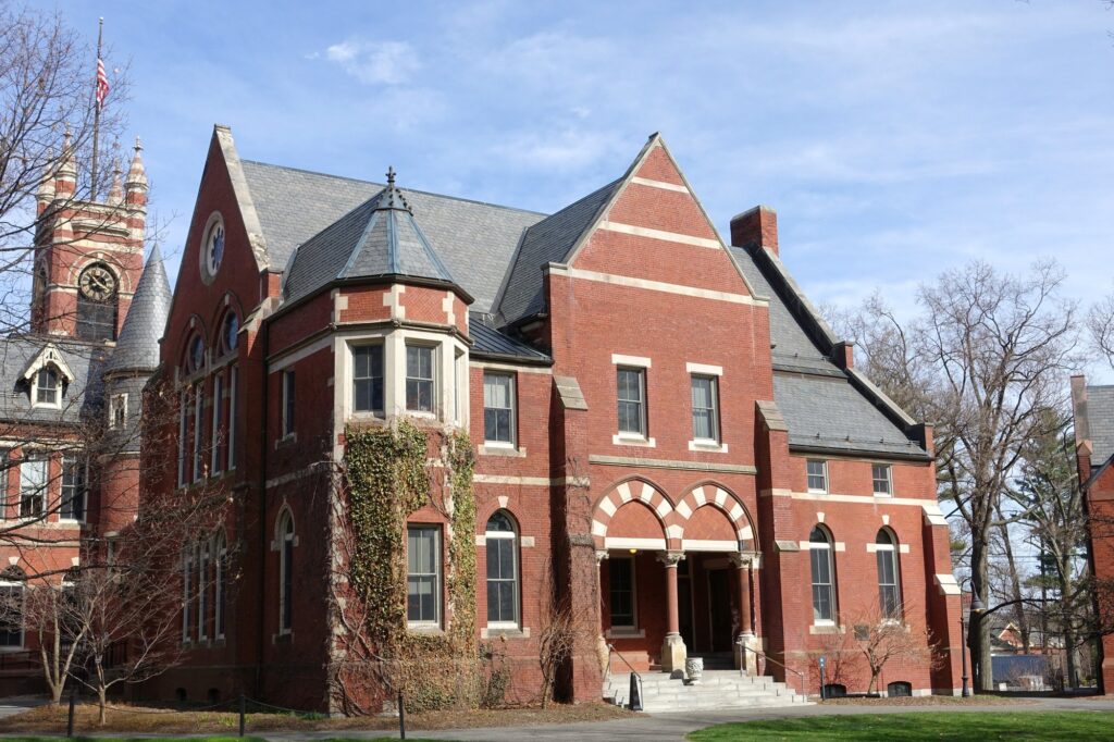 College Hall, bâtiment victorien de brique rouge à tour d'horloge, sur le campus de Smith College