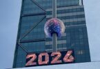 La boule de cristal Constellation au sommet du mât de One Times Square, au-dessus des chiffres lumineux 2026